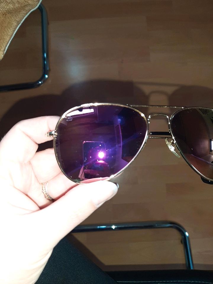Piloten Sonnenbrille mit goldenem Rahmen pinker Verpsiegelung in Hürth