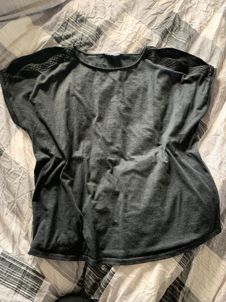 Shirt Top Größe XL (46/48) grau schwarz Cut Outs Schulter frei in Mülheim (Ruhr)