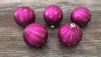 5 Christbaumkugeln lila mit rosa Glitzermuster  6cm neuwertig Thüringen - Zeulenroda Vorschau