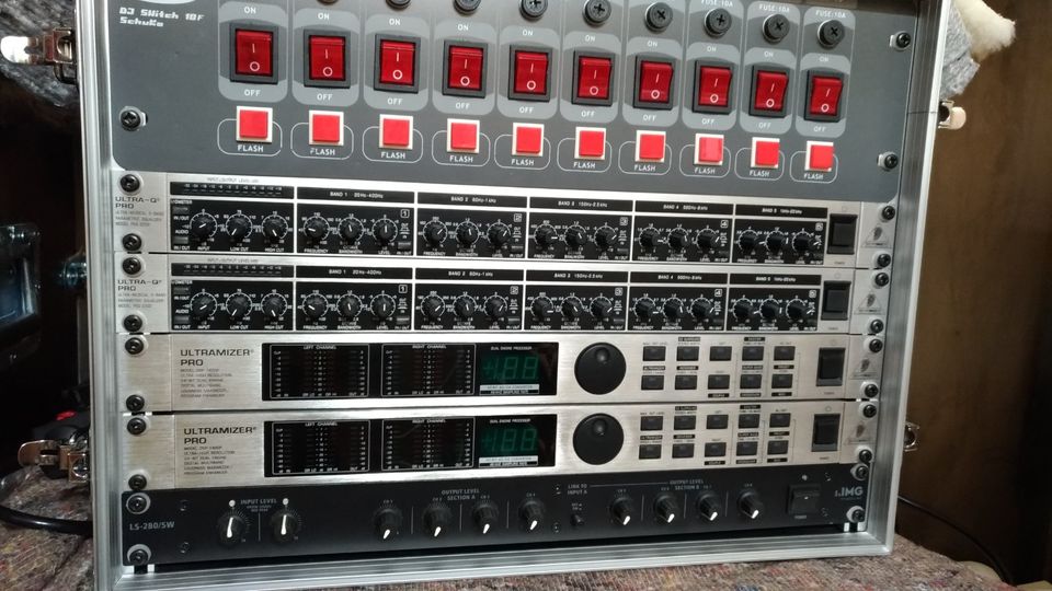 Behringer DSP 1400 P Multiband Loudness Digital Sound Prozessor in Schönenberg (Schwarzwald)