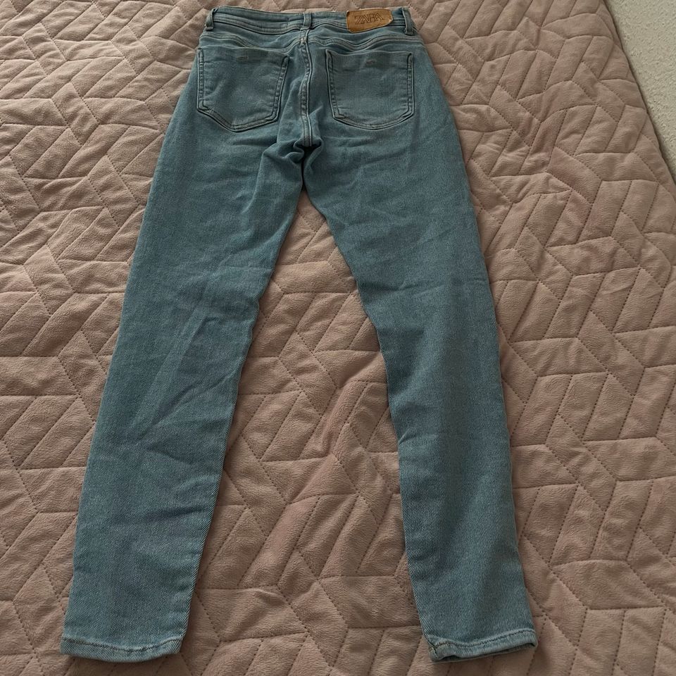 Blaue Damenjeans von Zara in Berlin