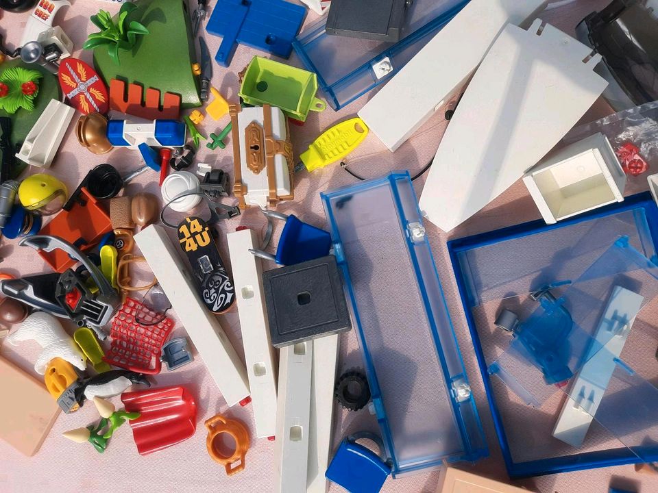 Playmobil Konvolut viele Einzelteile inkl. 31 x Figuren in Breuberg
