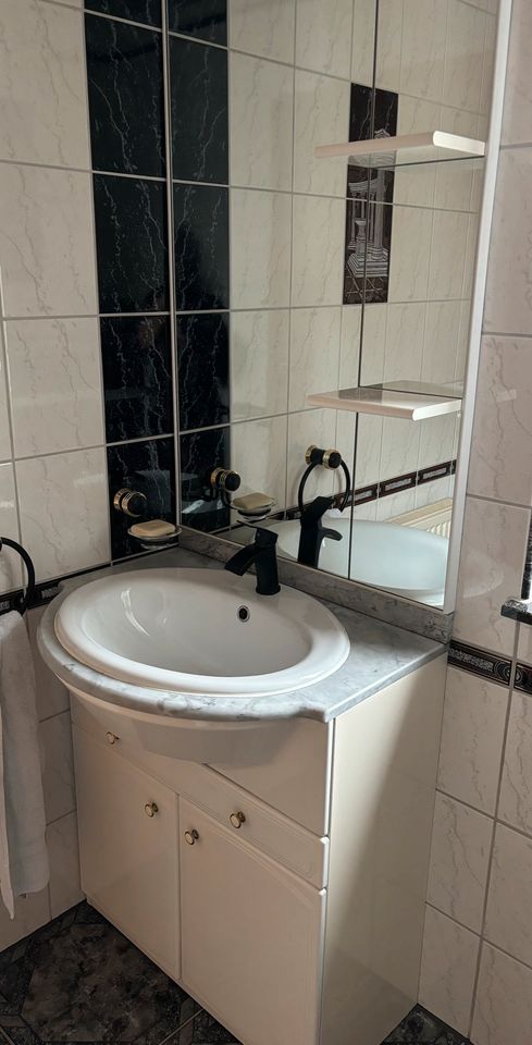 Badezimmerschrank mit Waschbecken und Spiegel in Schwabach