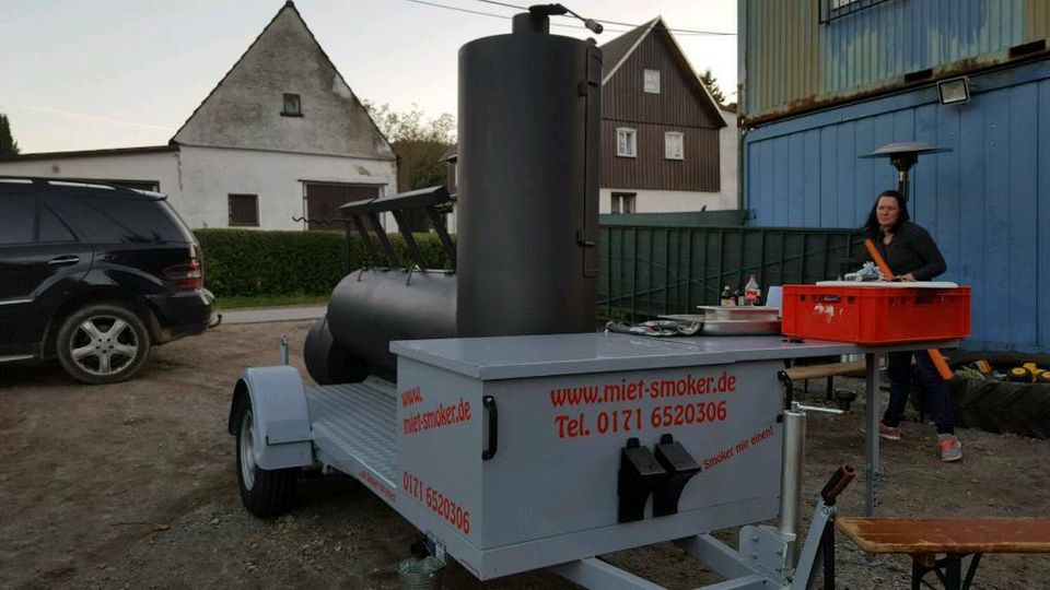 XXL 30 Zoll BBQ Smoker mieten Catering Party Event Grill Gastro in Burkau