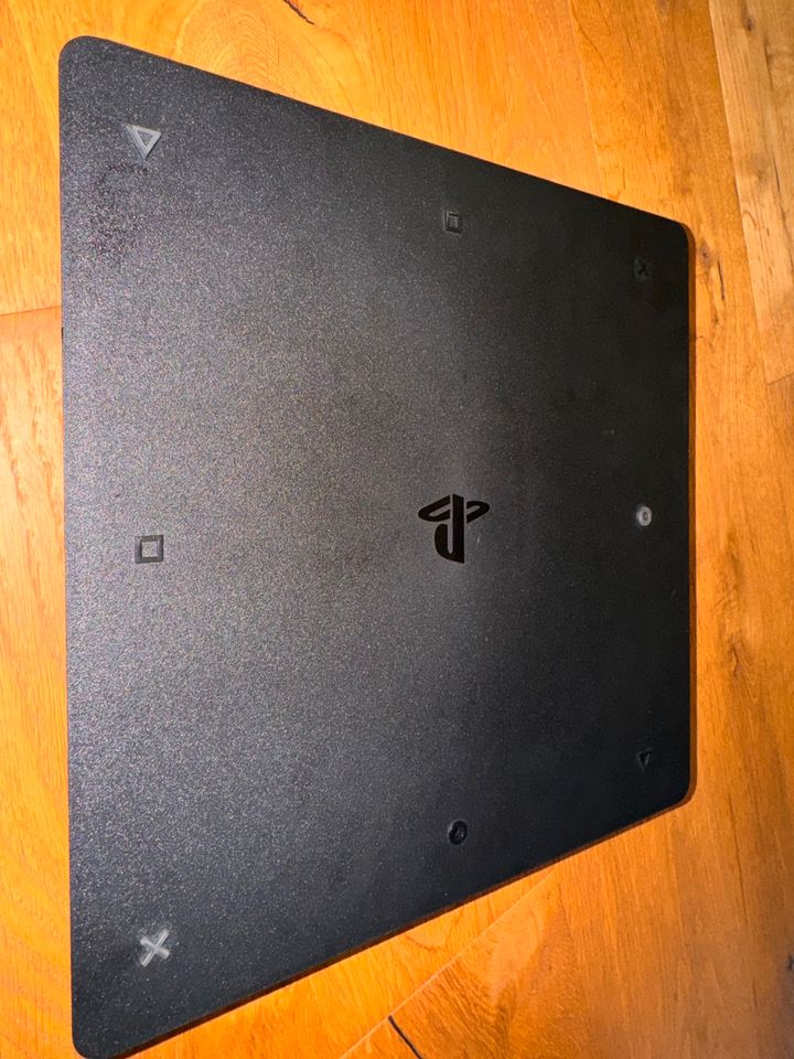 PS4 Slim Schwarz 500GB inkl. 2 Controllern in Dreikirchen