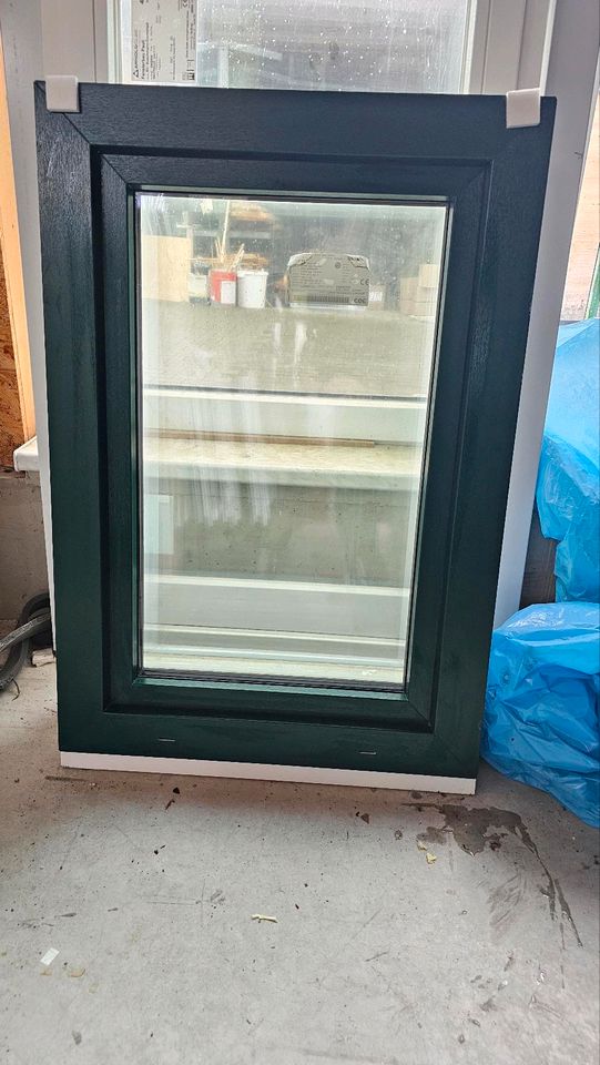 Kunststoff Fenster grün/weiß 3 fach verglast 69 x 99,5 in Niederwürschnitz