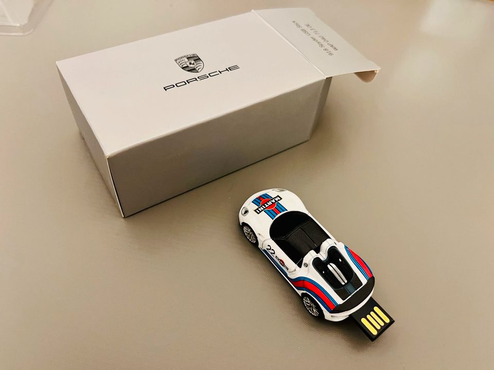 Neu - Porsche USB Sticker 8GB 918 Spyder in Stuttgart