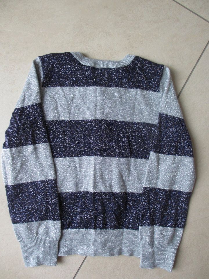 Esprit Mädchen Weste Pullover Jacke festlich lila Gr. 104 NEU in Osterberg