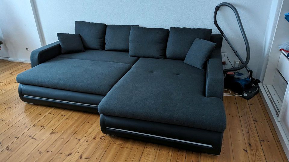 Sofa mit LED Leuchte und Kissen in Zossen-Waldstadt