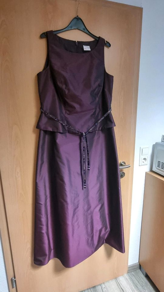 Kleid violett Gr. 44 in Lemgo