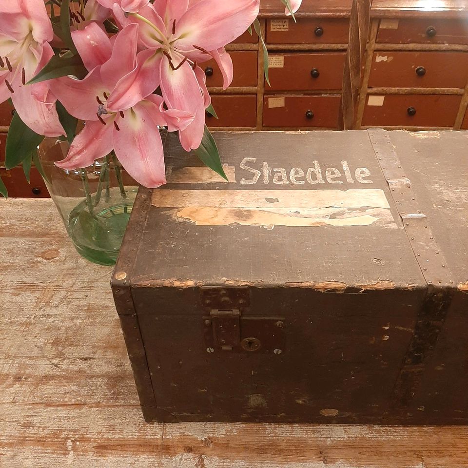 Alte Truhe Kiste Aufbewahrung Metallbeschlagen Vintage in Berlin