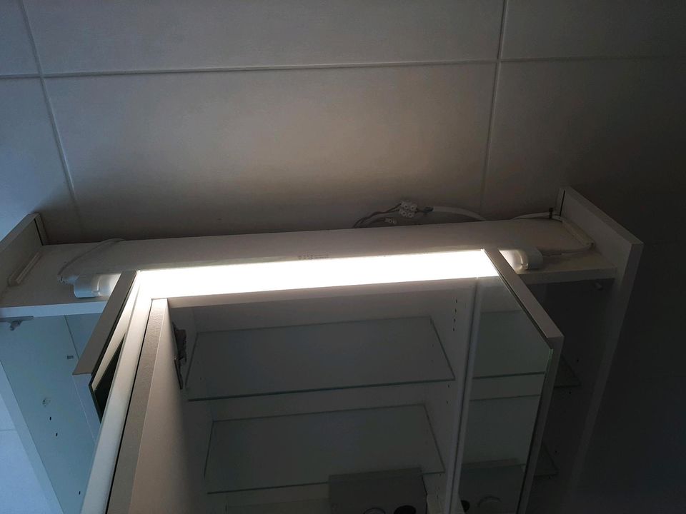 Badezimmer Spiegel Schrank mit Licht in Augsburg