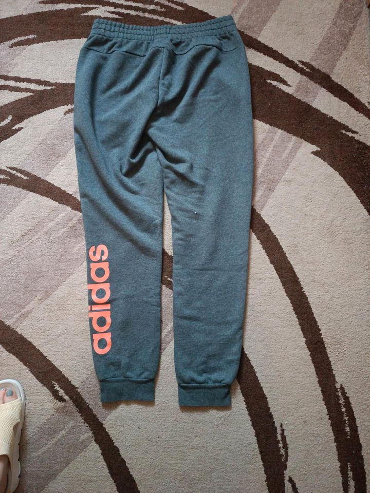 Adidas Jogginghose Größe M in Egeln