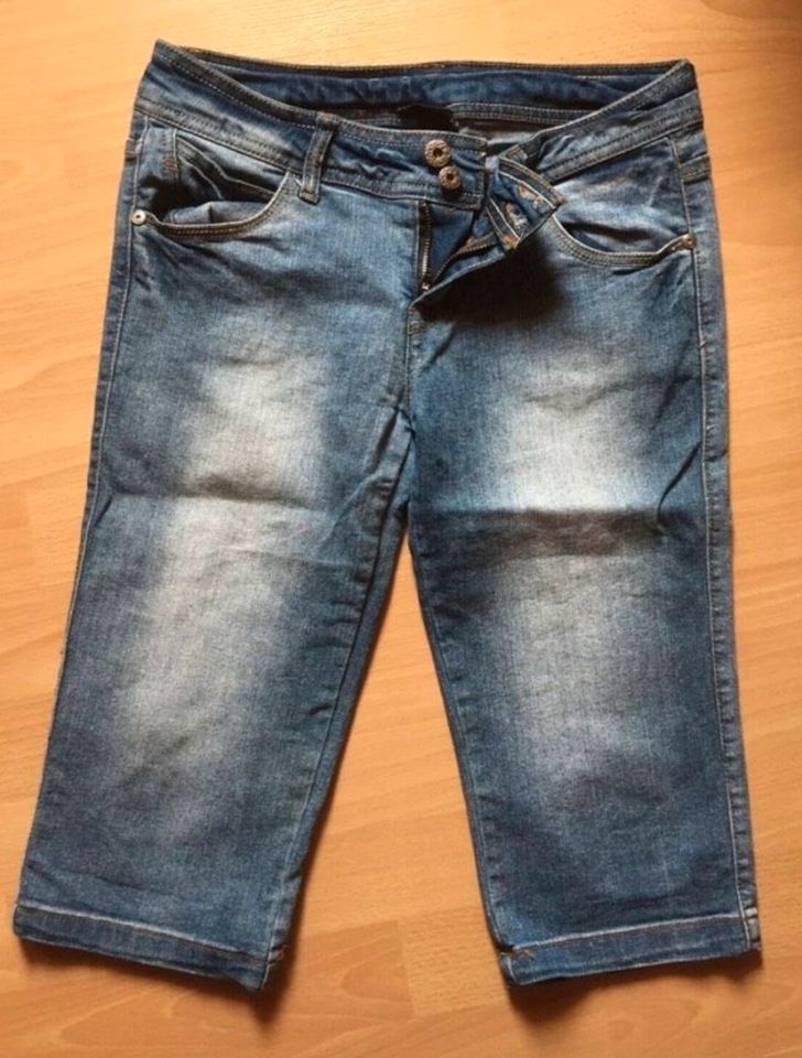 Shorts, Jeansshorts, Caprihose, Gr. 152 in Brunstorf