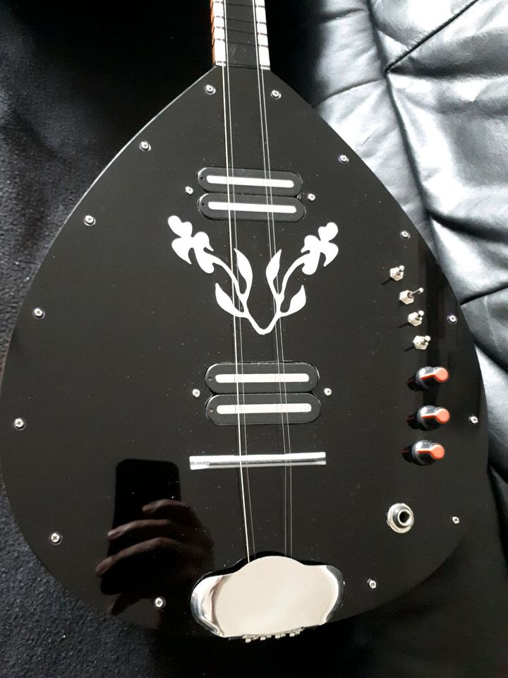 Bouzouki, (kein Saz)Bizq, bouzok, beziq, buzuk, bizik بزق كهربا، in Lünen