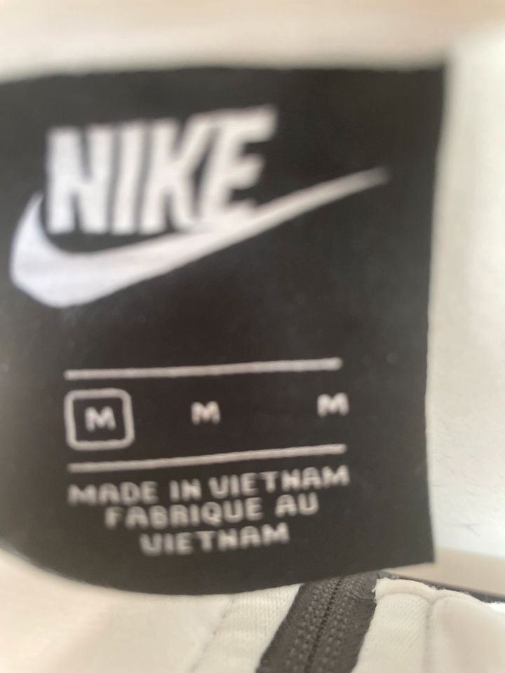 Nike Jacke Größe M in Detmold