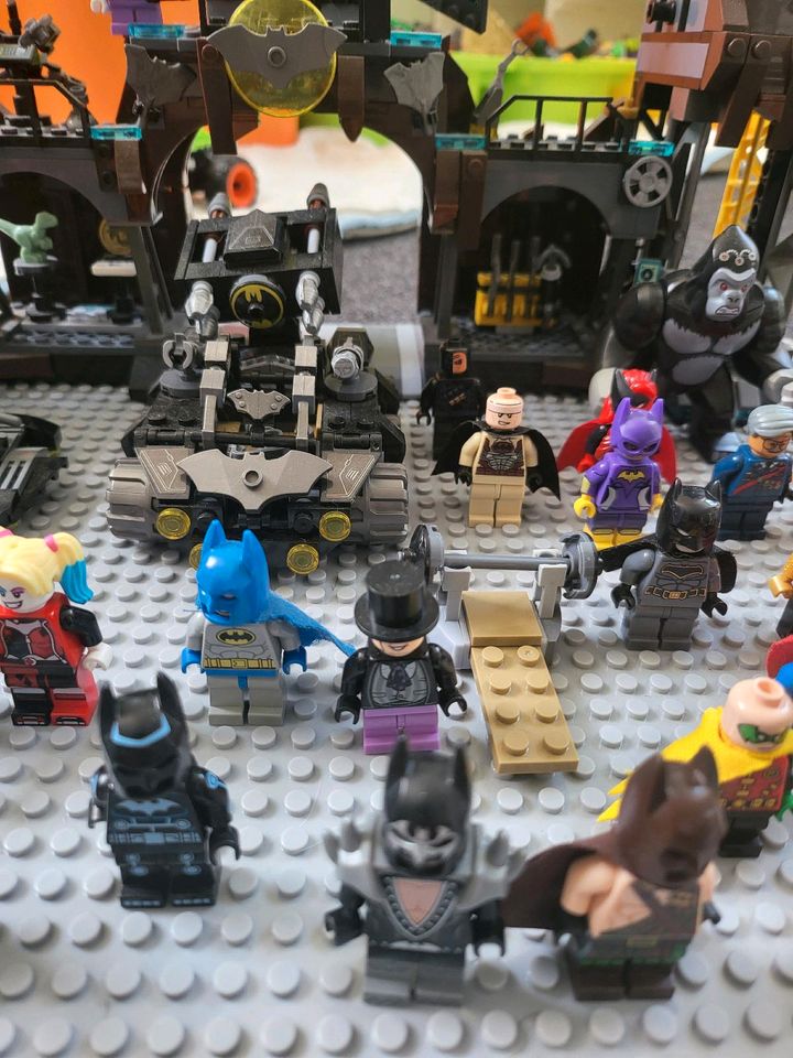 Lego Batman Figuren und riesige Moc Batcave 45 Figuren in Nürnberg (Mittelfr)