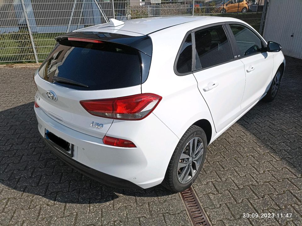 Hyundai i30 Diesel 33100km Garagenfahrzeug Nichtraucher Tierfrei in Euskirchen