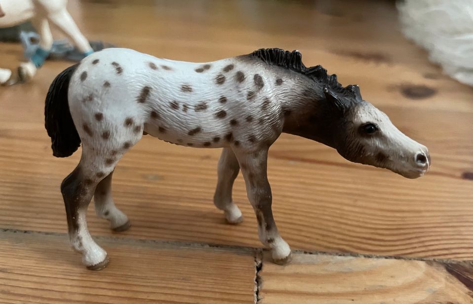 Schleich Pferdehof mit viele zusätzlichen Pferden in Berlin