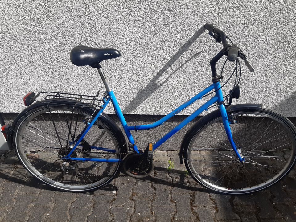 Damen Fahrrad, 28 Reifen, Shimano 21Gangschaltung, gute Bauteile in Frankfurt am Main