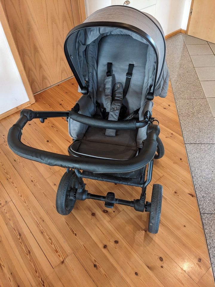 Formschöner Kinderwagen in grau-schwarz in Vettelschoß