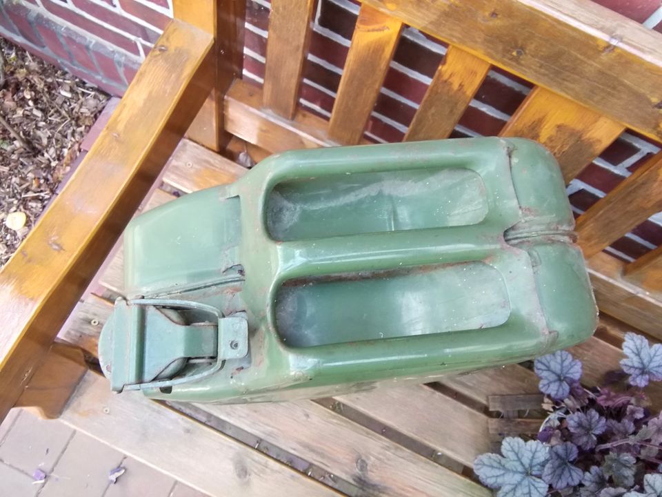 Vintage Metall Benzinkanister Ölkanister grün 20 Liter in Hatten