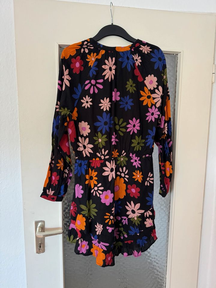 Schwarzes, kurzes Kleid mit großen, auffälligen Blumen. in Mühlheim am Main