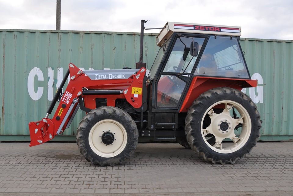 Frontlader Tragkraft 1300 kg Metal-Technik zu traktor ZETOR 5245 in Neuhardenberg