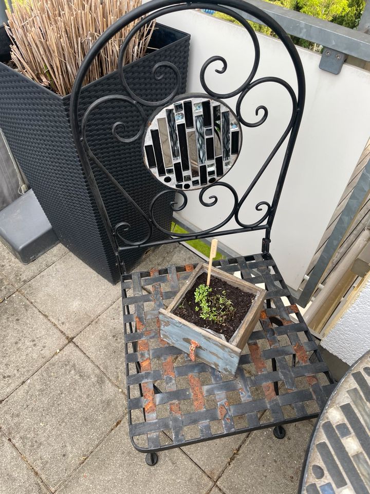 Garten Tisch + Stühle mit Mosaik aus Eisen in Bad Aibling