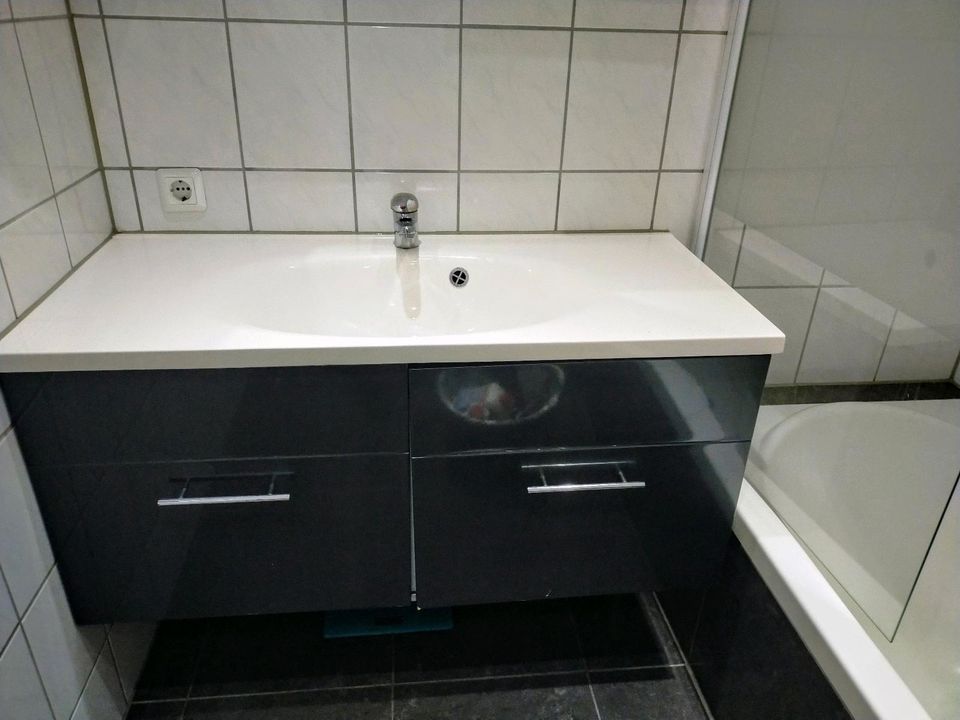 Unterschrank+Waschbecken und Spiegelschrank in Heilbronn