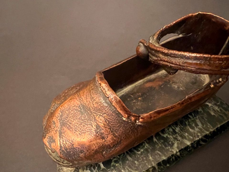 Kinderschuh: Antik Kupfer oder Bronze auf Sockel in Rodgau