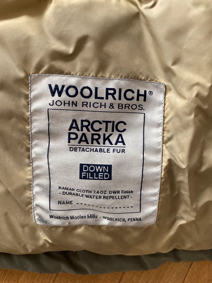 Gepflegter Woolrich Arctic Parker Mantel S oliv grün Daunen in Köln