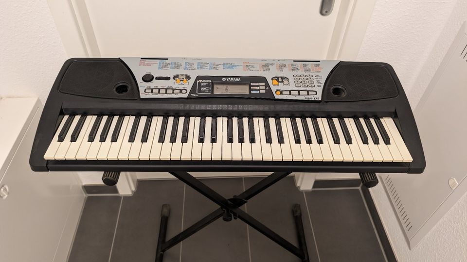 Keyboard Yamaha PSR-175 inkl. Ständer in Schönefeld