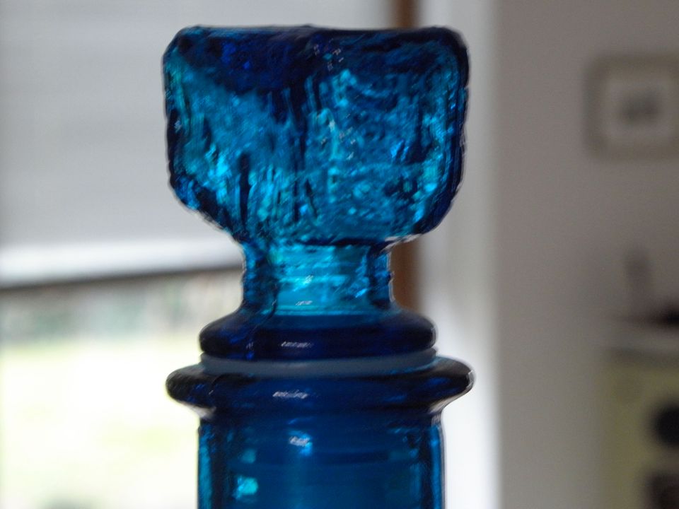 Blaue Glasflasche mit luftdichtem Verschlussdeckel in Bremervörde