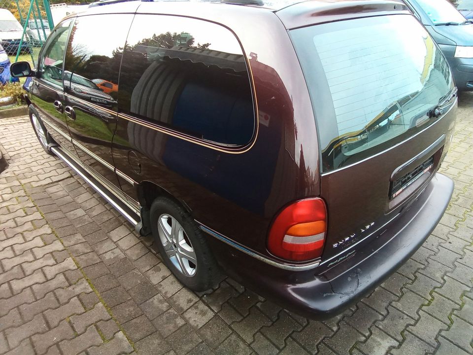 Chrysler Voyager Automatik Benzin/Gas 3,6 Leder 7Sitzer in Berlin