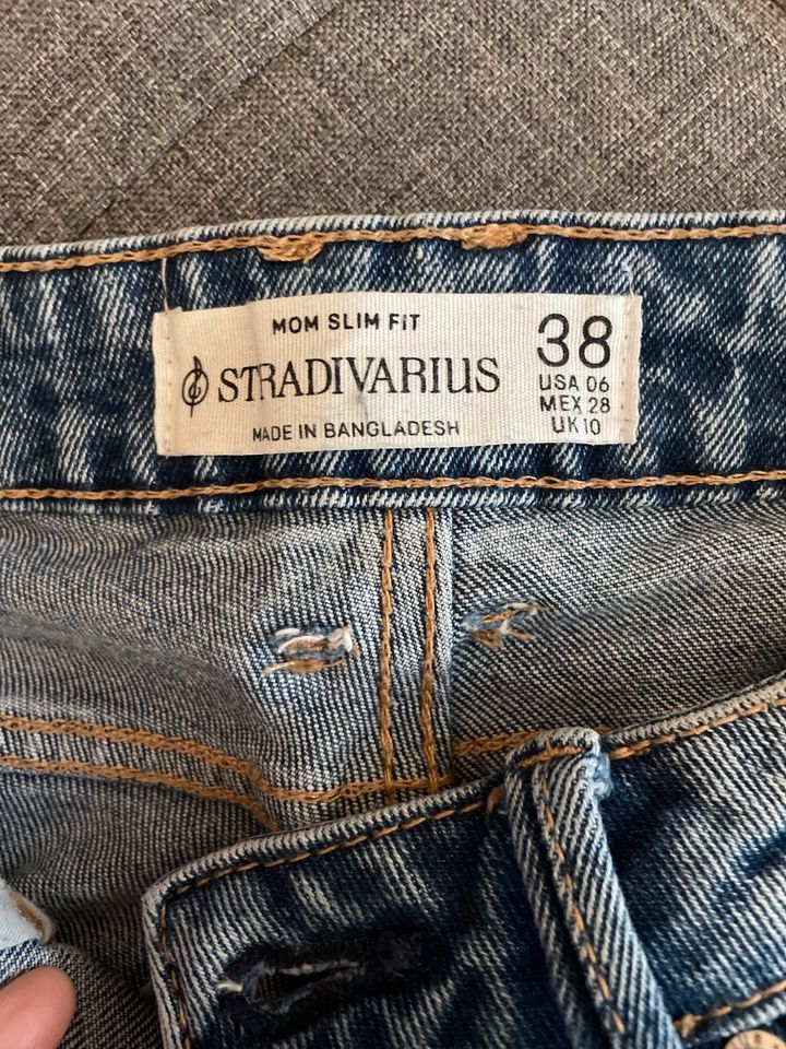 Stradivarius Hose Mom Slim Fit in Bad Wünnenberg