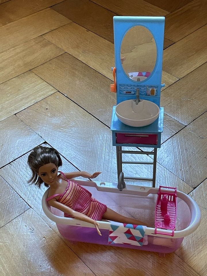 Barbie und Badezimmer Möbel Badewanne und Waschbecken in Berlin