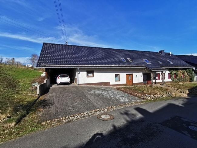 Geräumiges gepflegtes Bauernhaus am Dorfrand mit großem Grundstück. in Dahlem