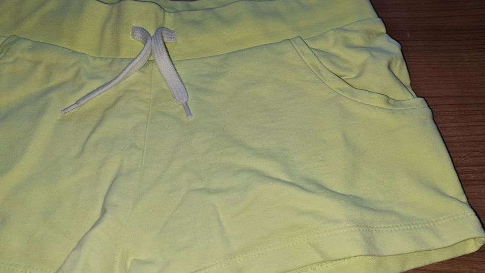 Damen Shorts, leicht, bequemer Sitz H&M Gr. S neon-gelb *NEU* in Bad Doberan