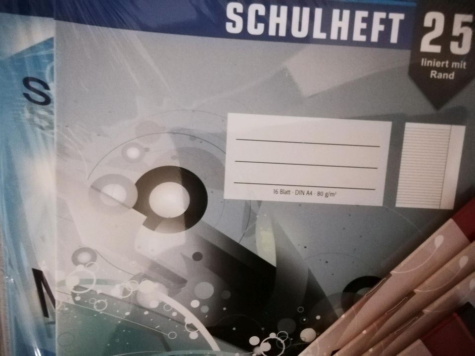 NEU! 45 x Schulmaterial | Hefte Mappen Hefter Pinsel Umschläge in Lingen (Ems)