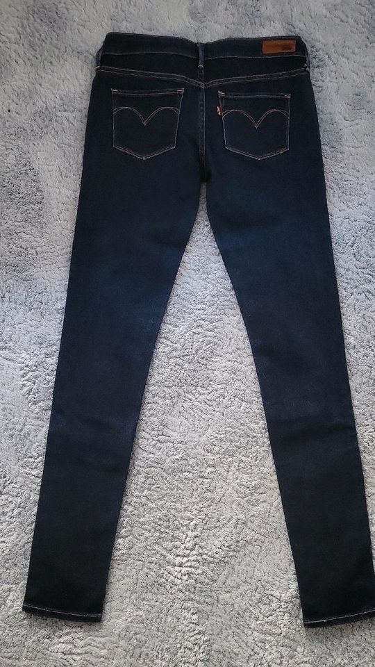 Levis Jeans Levi's dunkelblau blau 26 slight curve in Bonn