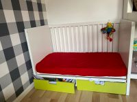 Weißes Kinderbett mit zwei grünen Schubladen Rheinland-Pfalz - Bendorf Vorschau