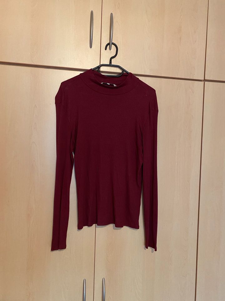 Rotes Langarmshirt in Geseke