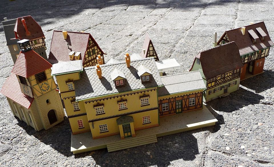 Modellbau Dorf - z.B. Kirche - Bahnhof - Stadtmauer .., Haus - H0 in Wissen