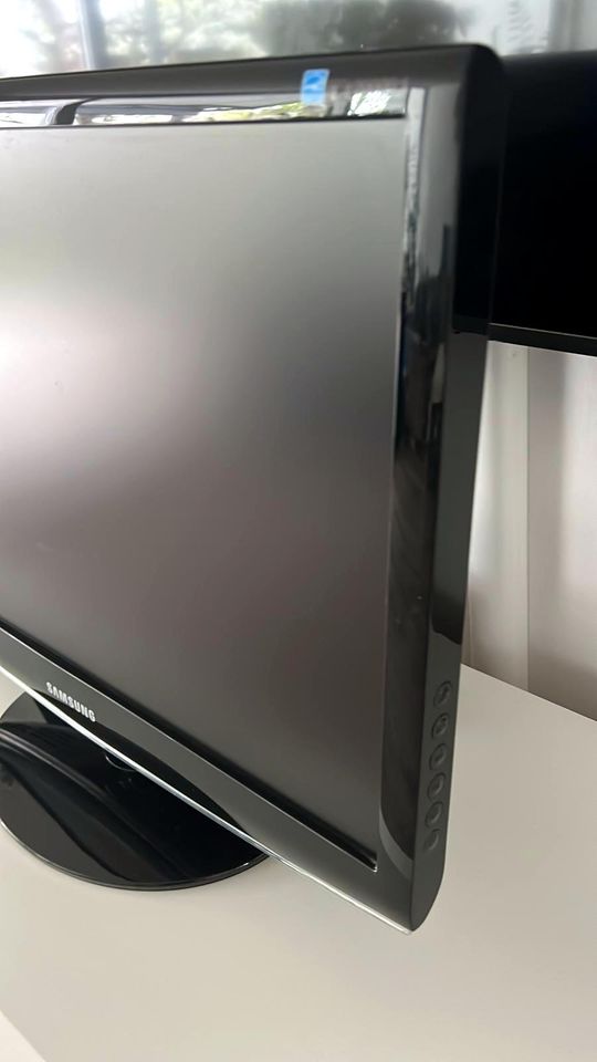 Samsung 2233BW 55,9 cm (22 Zoll) Wide Screen TFT-Monitor, DVI in Heusenstamm
