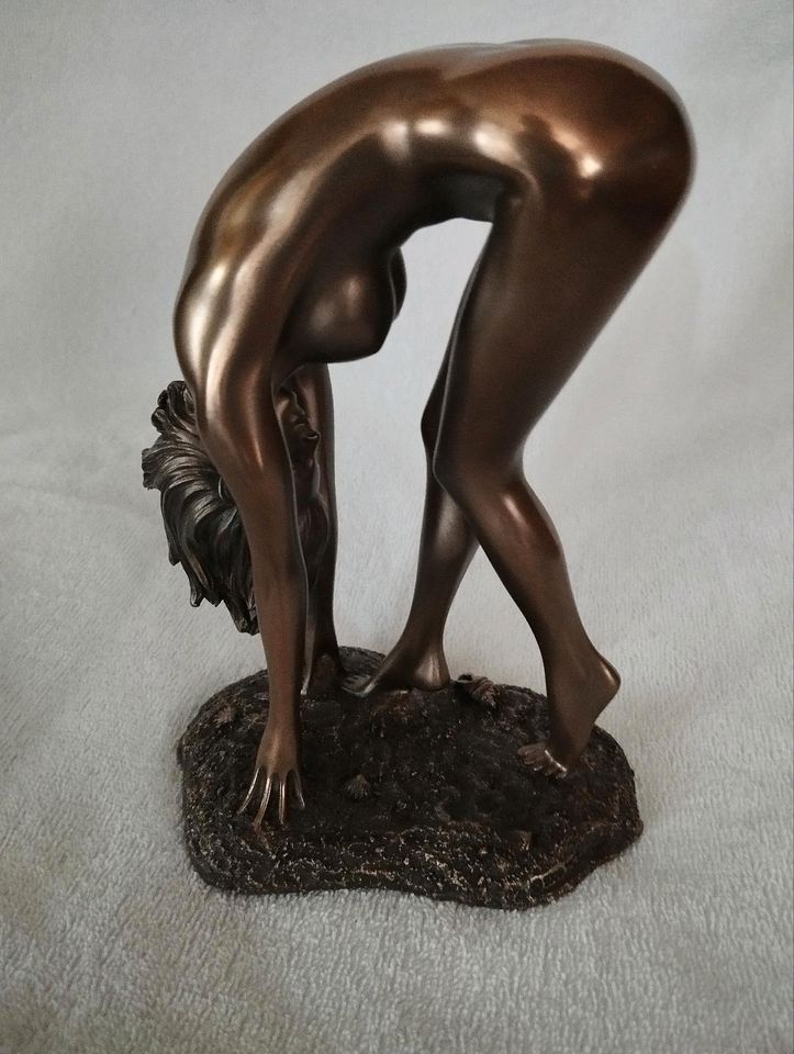 Bronzefarbene Frauenfigur in Meinhard