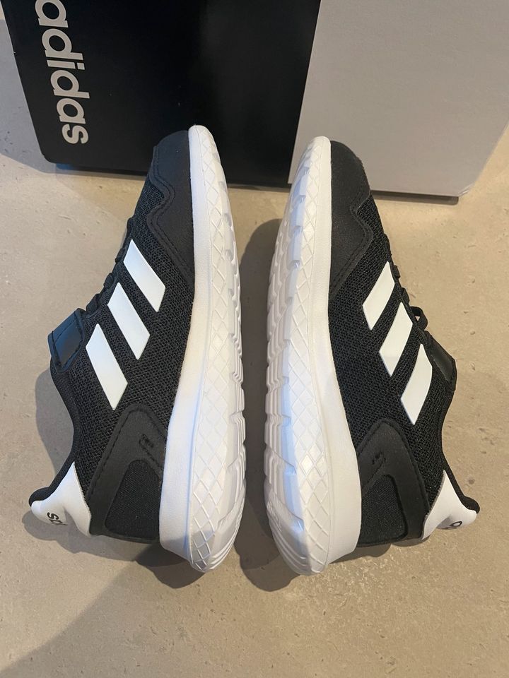 Adidas Sport Schuhe helle Sohle Gr. 30 NEU Turnschuhe in Wendelstein