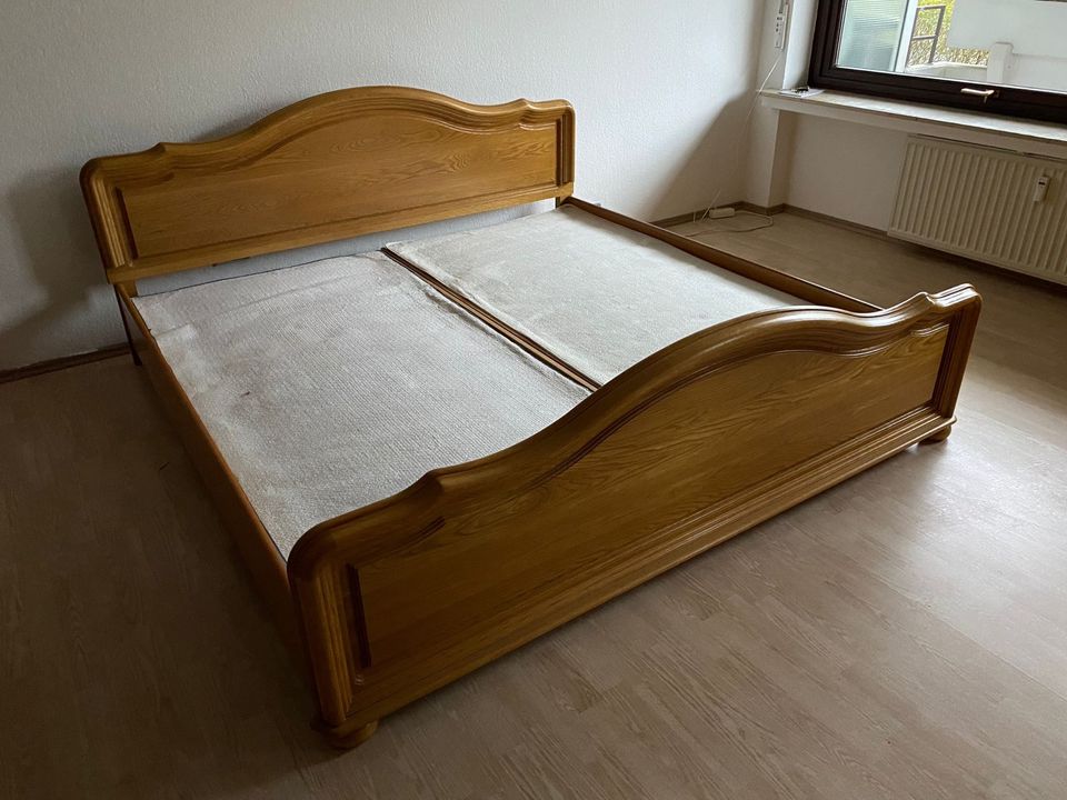 Doppelbett aus belgischer Eiche inkl. Lattenrost & 2 Nachttische in Gevelsberg