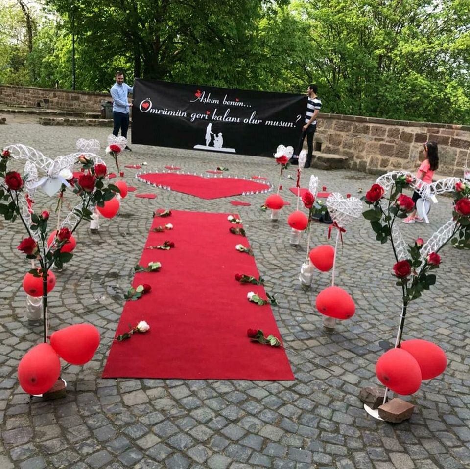 Heiratsantrag Banner Pankart Hochzeitsbogen roter Vip Teppich in Duisburg