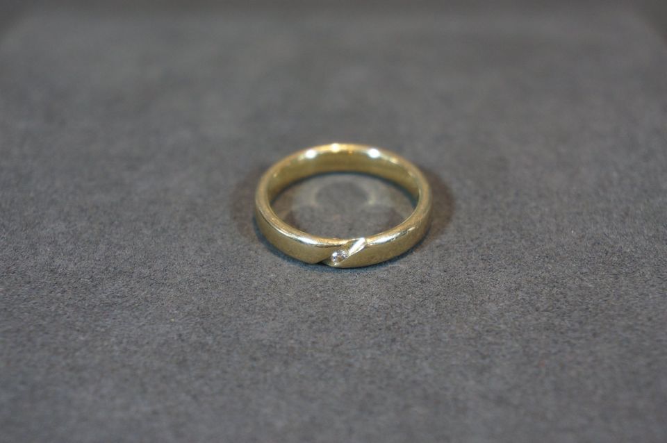 Ring mit Diamantbesatz aus 585er Gelb - Gold in Düsseldorf